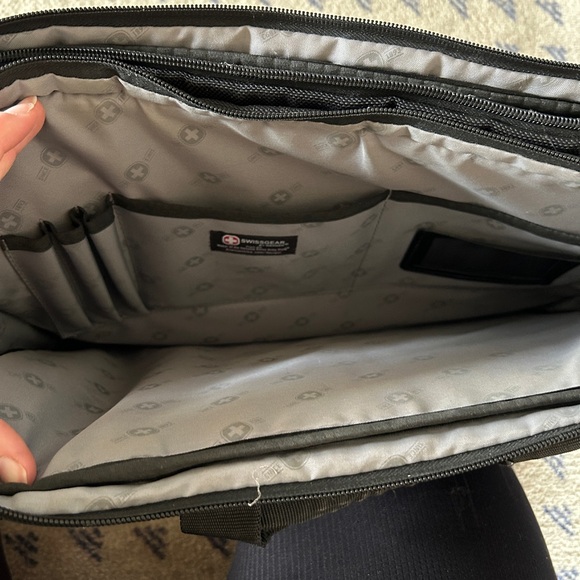 Swissgear Laptop Messenger Bag - Picture 5 of 7
